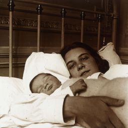 Andr CHEVROT (1901-1991), Jeanine, le jour de sa naissance, dans les bras de sa maman Alexandrine,  la maternit, 1927, photographie stroscopique positive sur plaque de verre (AMM, 91 Fi 816) 