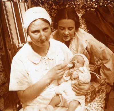 Andr CHEVROT (1901  1991) Colette prend le biberon dans les bras de sa nourrice, aot 1934, photographie stroscopique positive sur plaque de verre (AMM, 91 Fi 1167) 