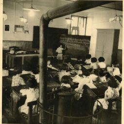 Marcel de RENZIS (1910 - 1998), cole de filles de la rue de lEvch : le cours de mathmatiques, [annes 1950], tirage original (AMM, 60 Fi 151)