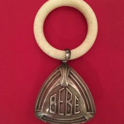 Hochet en argent et baklite (coll. part.)