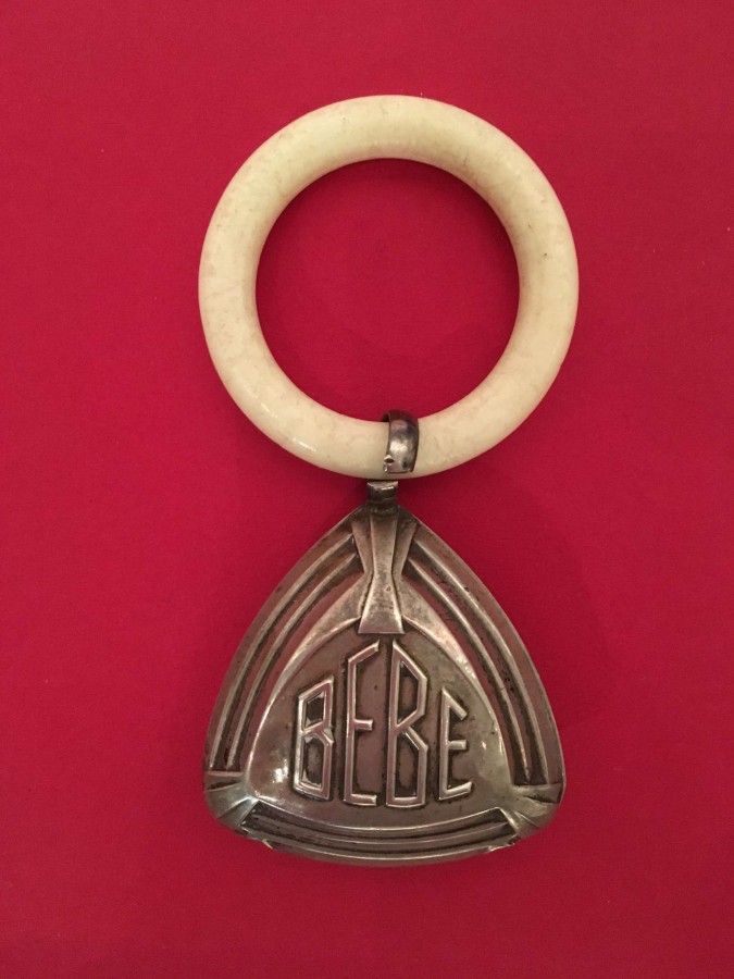 Hochet en argent et baklite (coll. part.)