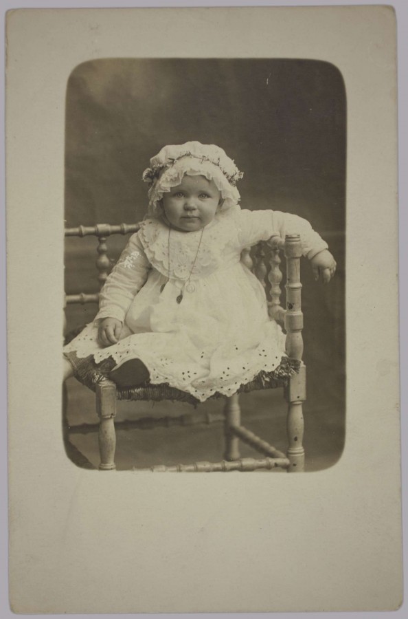 ANONYME, portrait dun bb, [vers 1900-1914], carte postale (AMM, 143 Fi 494)