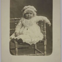 ANONYME, portrait dun bb, [vers 1900-1914], carte postale (AMM, 143 Fi 494)
