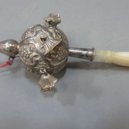 Hochet, argent et nacre (Marseille, Muse d'histoire, fonds du Vieux-Marseille, inv. n 80-18-2)