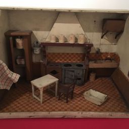 Petite cuisine et son mobilier, bois, mtal, textile (Marseille, muse dHistoire, fonds du Vieux-Marseille, n inv. 2009. 0. 5 et SN-MVM-685)