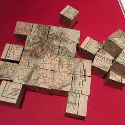 Jeu de cubes gographiques, bois et papier imprim, [avant 1918], (coll. part.)