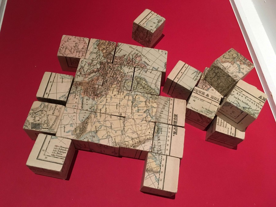 Jeu de cubes gographiques, bois et papier imprim, [avant 1918], (coll. part.)
