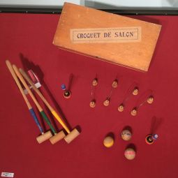 Jeu de croquet de salon, bois et mtal (Marseille, Muse dHistoire, fonds du Vieux-Marseille, n inv. 2006. 0. 1053)