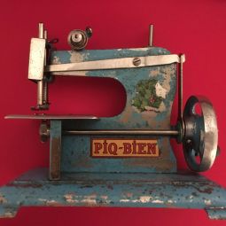 Machine  coudre Piqbien, mtal peint, [annes 1950], (coll. Aillaud)