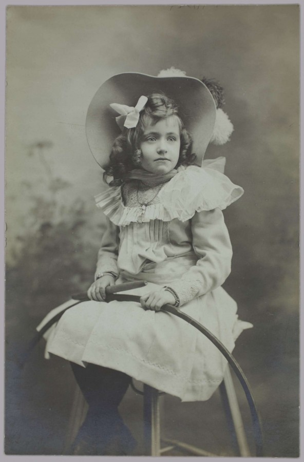 ANONYME, portrait dune petite fille avec son cerceau, [vers 1900-1914], portrait-carte postale (AMM, 143 Fi 625)