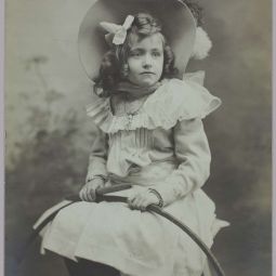 ANONYME, portrait dune petite fille avec son cerceau, [vers 1900-1914], portrait-carte postale (AMM, 143 Fi 625)