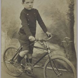 ANONYME, portrait dun petit garon  vlop [vers 1900-1914] portrait-carte postale (AMM, 143 Fi 604)