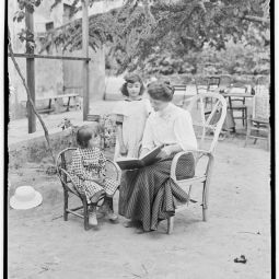 douard CORNET (1861-1930), Pierrot et milienne Weill entourent leur mre en train de leur lire un album,  [1908-1910],  photographie ngative sur plaque de verre (AMM, 115 FI 917)