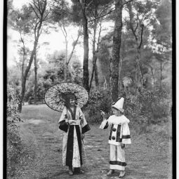 douard Cornet (1861-1930), milienne Weill dguise en Japonaise et son frre Pierrot dguis en Pierrot dans la pinde de la campagne Clary au Cabot, [vers 1913], photographie ngative sur plaque de verre (AMM, 115 FI 1223)