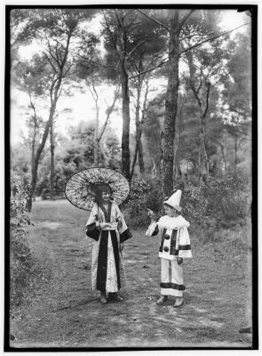 douard Cornet (1861-1930), milienne Weill dguise en Japonaise et son frre Pierrot dguis en Pierrot dans la pinde de la campagne Clary au Cabot, [vers 1913], photographie ngative sur plaque de verre (AMM, 115 FI 1223)