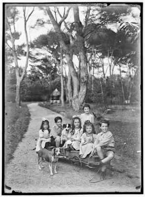 douard Cornet (1861-1930), Les enfants Perrin et Laboureau sur un chariot bricol de la proprit Breysse au Cabot, [vers 1914-1918], photographie ngative sur plaque de verre (AMM, 115 FI 1466) 