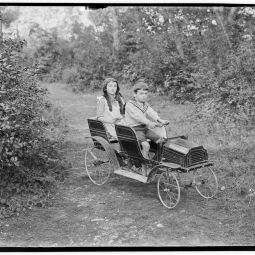 douard Cornet (1861-1930), milienne et Pierrot Weill dans une voiture  pdales, [1911-1913], photographie ngative sur plaque de verre (AMM, 115 FI 1110)