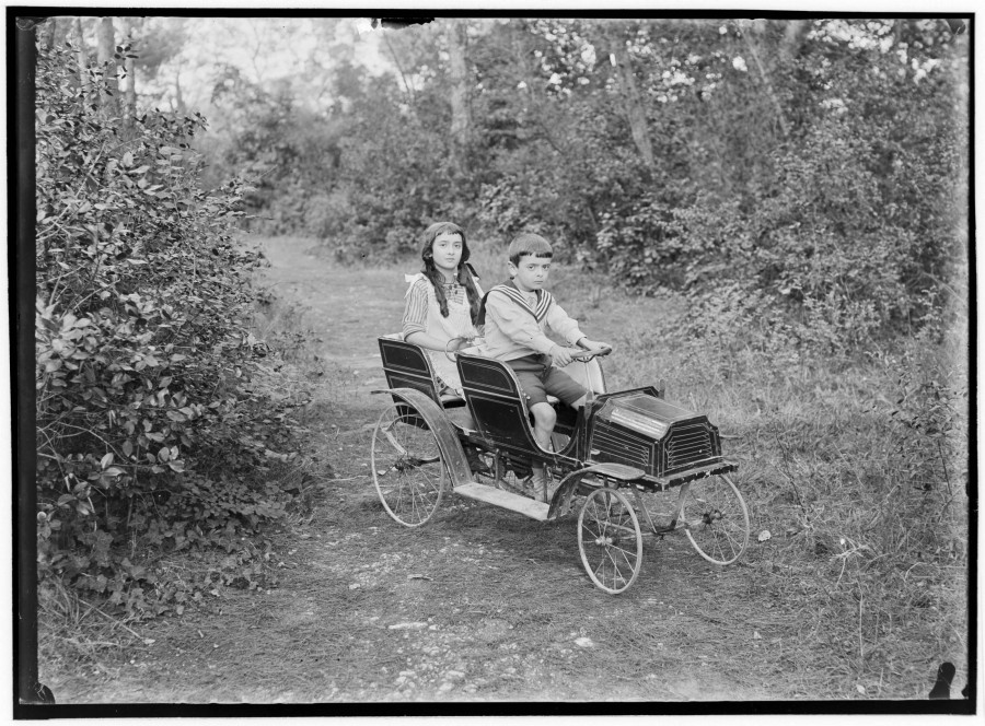 douard Cornet (1861-1930), milienne et Pierrot Weill dans une voiture  pdales, [1911-1913], photographie ngative sur plaque de verre (AMM, 115 FI 1110)