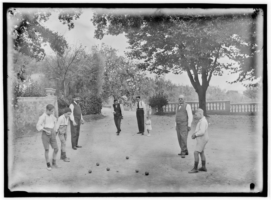Edouard Cornet (1861-1930), Eugne Cornet, son fils Pierre et des amis disputant une partie de jeu de boules sur la terrasse de la bastide "Les toiles"  Sainte-Marthe, [aprs 1923], photographie ngative sur plaque de verre 13  x 18 (AMM, 115 Fi 1865)