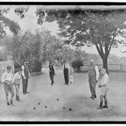 Edouard Cornet (1861-1930), Eugne Cornet, son fils Pierre et des amis disputant une partie de jeu de boules sur la terrasse de la bastide 