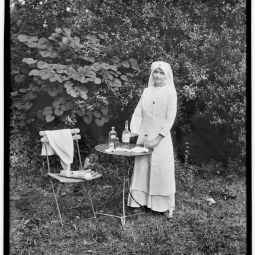 douard Cornet (1861-1930), portrait d'milienne Weill dguise en infirmire dans un jardin (campagne Grasset - Alles des Pins au Cabot ?), [vers 1914-1918], photographie ngative sur plaque de verre  (AMM, 115 FI 1395)