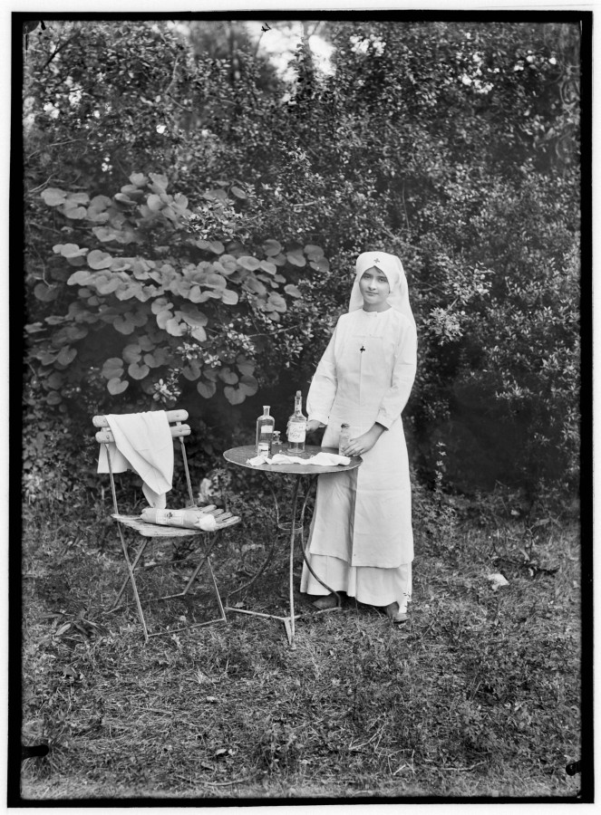 douard Cornet (1861-1930), portrait d'milienne Weill dguise en infirmire dans un jardin (campagne Grasset - Alles des Pins au Cabot ?), [vers 1914-1918], photographie ngative sur plaque de verre  (AMM, 115 FI 1395)