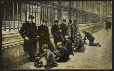 L. V. & cie, Les petits cireurs, carte postale photographique, [aprs 1903], (88 Fi 572)