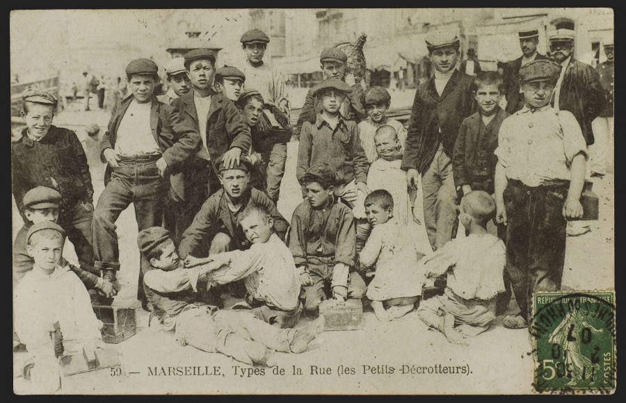 Anonyme, les petits dcrotteurs, carte postale photographique, [aprs 1903], (AMM, 88 Fi 571)