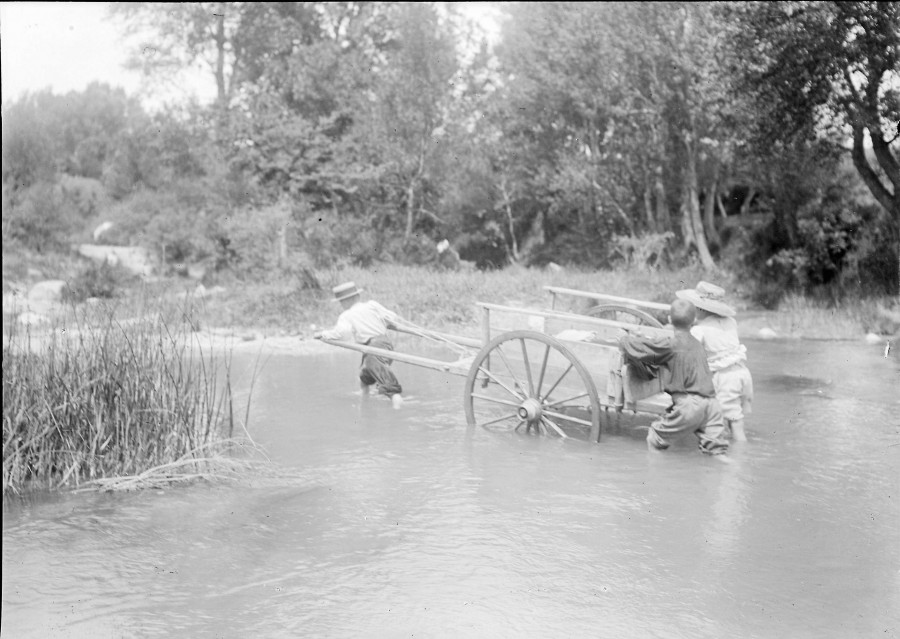  Alfred Reynier-Vigne (attribue ) (1846-1913), Trois enfants tirant un charreton, photographie ngative sur plaque de verre, [vers 1900], (AMM, 33 Fi 5406)