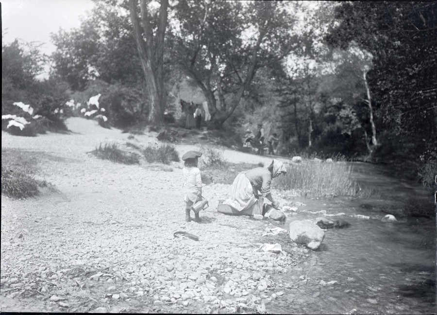 Alfred Reynier-Vigne (attribue ) (1846-1913), Une lavandire et son enfant, photographie ngative sur plaque de verre, [vers 1900], (AMM, 33 Fi 5407) 