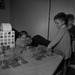 Louis Sciarli (1925 - 2017), Enfants dans leur classe de lcole de lUnit dhabitation Le Corbusier, 19 fvrier 1955, ngatif (AMM, 47 Fi 2466)