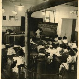  Marcel de Renzis (1910 - 1998),  Ecole de filles de la rue de lEvch : Le cours de mathmatiques, [annes 1950], tirage original (AMM, 60 Fi 151)