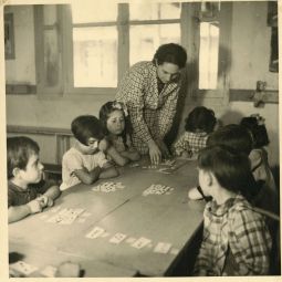 Marcel de Renzis (1910 - 1998), Enfants jouant avec une institutrice, [annes 1950], tirage original (AMM, 60 Fi 152)