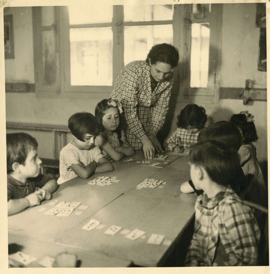 Marcel de Renzis (1910 - 1998), Enfants jouant avec une institutrice, [annes 1950], tirage original (AMM, 60 Fi 152)