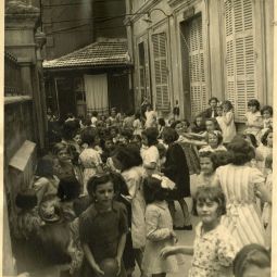 Marcel de Renzis (1910 - 1998), Ecole de filles du cours Jullien : La rcration, [annes 1950], tirage original (AMM, 60 Fi 149)