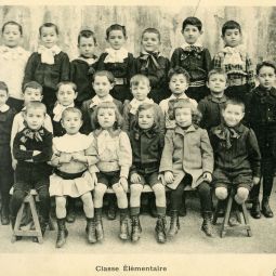 Anonyme, les lves de la classe lmentaire au pensionnat du Sacr-Coeur, 22 rue Barthlemy  Marseille (pour garons), [1904-1905], tirage original en album (AMM, 66 Fi 29)