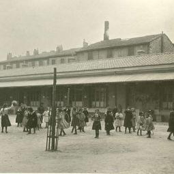 Anonyme, lves dans une cour de rcration, dans  Types dcoles communales de la ville de Marseille , s. d. [1902-1908], album photographique (AMM, 66 Fi 59)