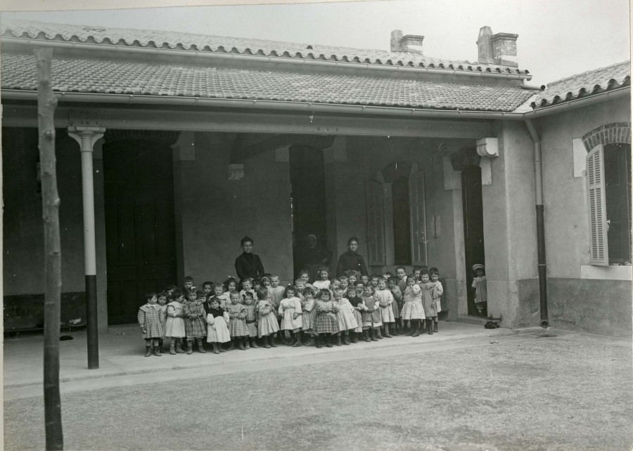 Anonyme, lves dans une cour de rcration, dans " Types d'coles communales de la ville de Marseille ", s. d. [1902-1908], album photographique (AMM, 66 Fi 69)
