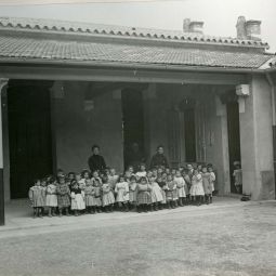 Anonyme, lves dans une cour de rcration, dans 