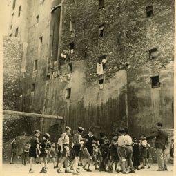 Marcel de Renzis (1910 - 1998), Ecole de garons des Prsentines : la cour de rcration, [annes 1950], tirage original (AMM, 60 Fi 147) 
