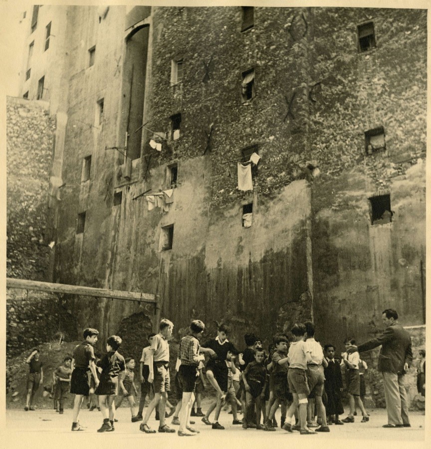 Marcel de Renzis (1910 - 1998), Ecole de garons des Prsentines : la cour de rcration, [annes 1950], tirage original (AMM, 60 Fi 147) 