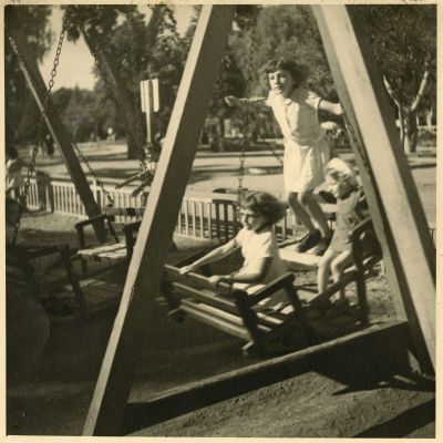 Marcel de Renzis (1910 - 1998), enfants jouant  la balanoire au Parc Chanot, [annes 1950), tirage original, (AMM, 60 Fi 173)