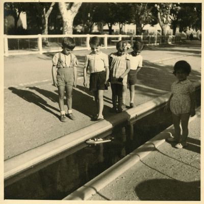 Marcel de Renzis (1910 - 1998), Enfants jouant au Parc Chanot, [annes 1950], tirage original, (AMM, 60 Fi 172)