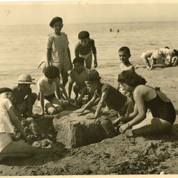 Marcel de Renzis (1910 - 1998), Enfants construisant un chteau de sable sur une plage de Carry-le-Rouet, [1942], tirage original, (AMM, 60 Fi 44)