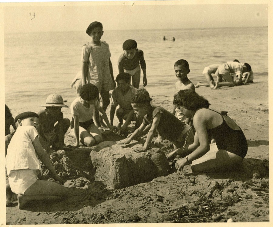 Marcel de Renzis (1910 - 1998), Enfants construisant un chteau de sable sur une plage de Carry-le-Rouet, [1942], tirage original, (AMM, 60 Fi 44)