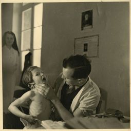 Marcel de Renzis (1910 - 1998), un enfant examin par un mdecin,  [vers 1942], tirage original (AMM, 60 Fi 179)