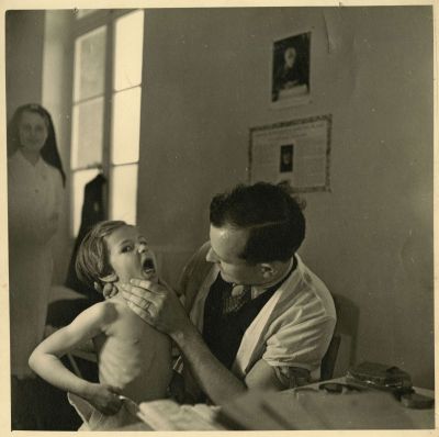 Marcel de Renzis (1910 - 1998), un enfant examin par un mdecin,  [vers 1942], tirage original (AMM, 60 Fi 179)