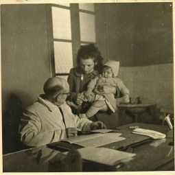 Marcel de Renzis (1910 - 1998), un enfant examin par un mdecin, [vers 1942], tirage original, (AMM, 60 Fi 180)