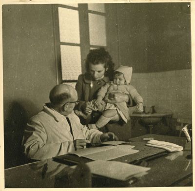 Marcel de Renzis (1910 - 1998), un enfant examin par un mdecin, [vers 1942], tirage original, (AMM, 60 Fi 180)