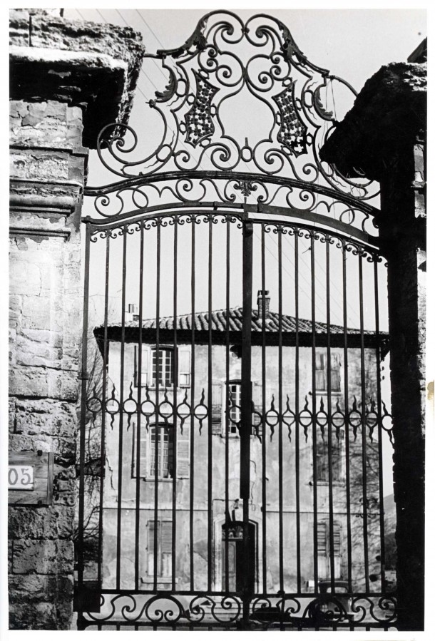 La grille de la bastide de Montfuron dans les annes 1960 (AMM, 68 Fi 35)